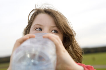 Mädchen (7-9) trinkt aus einer Wasserflasche, Nahaufnahme - RDF00200