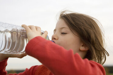 Mädchen (7-9) trinkt aus einer Wasserflasche, Seitenansicht - RDF00199