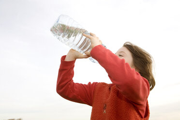 Mädchen (7-9) trinkt aus einer Wasserflasche, Seitenansicht - RDF00198