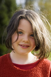 Mädchen (7-9) lächelnd, Porträt - RDF00165