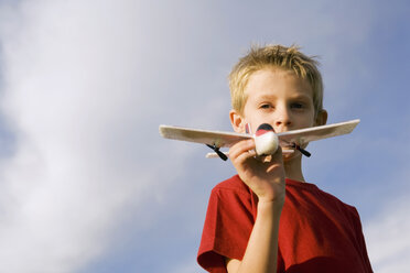 Junge (6-7) mit Modellflugzeug - RDF00158
