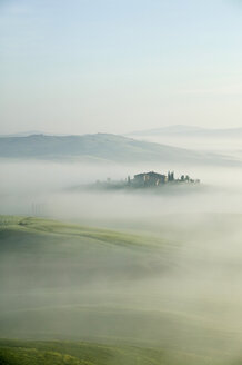 Italien, Toskana, Landschaft im Nebel - MRF00739