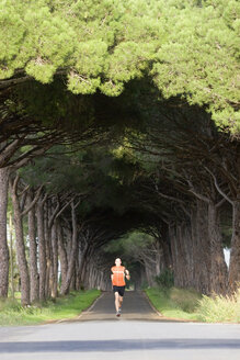 Italien, Toskana, Mann beim Joggen - MRF00735