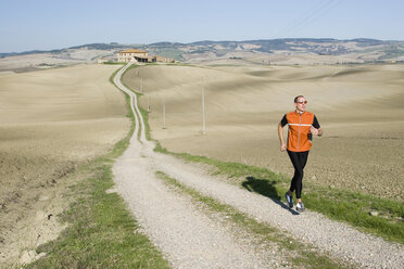 Italien, Toskana, Mann beim Joggen - MRF00731