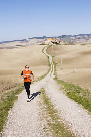 Italien, Toskana, Mann beim Joggen, lizenzfreies Stockfoto