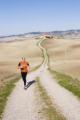 Italien, Toskana, Mann beim Joggen - MRF00730