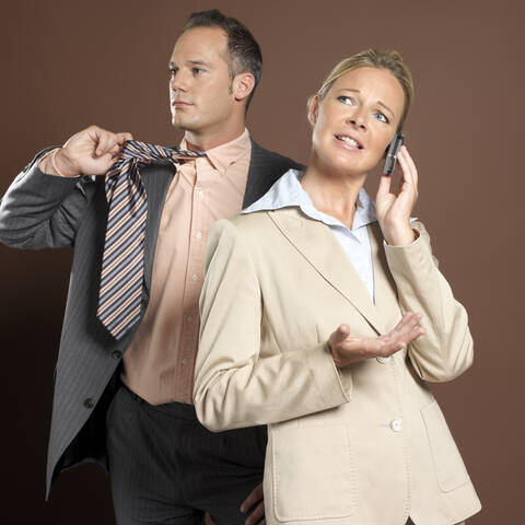 Geschäftsmann und Geschäftsfrau, Frau mit Mobiltelefon, lizenzfreies Stockfoto