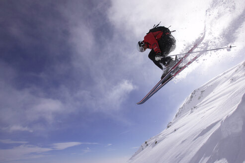 Italien, Gressoney, Person beim Skispringen, Tiefblick - FFF00698