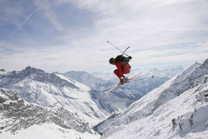 Germany, Damkar, person jumping ski, side view - FFF00692