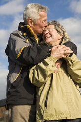 Älteres Paar, Mann küsst Frau, lächelnd - WESTF03491