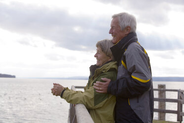 Älteres Paar auf Steg stehend, Seitenansicht - WESTF03487