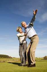 Germany, Bavaria, senior couple playing golf - WESTF03444