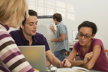 Freunde studieren mit Laptop - WESTF03632