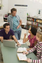 Vier junge Menschen studieren - WESTF03631