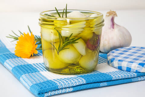 Hausgemachter eingelegter Knoblauch, Nahaufnahme, lizenzfreies Stockfoto