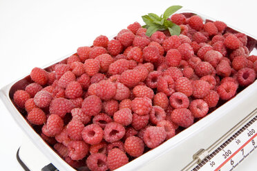 Himbeeren auf der Küchenwaage - GWF00346