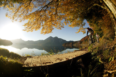 Junger Mann beim Mountainbiken im Wald - MRF00800