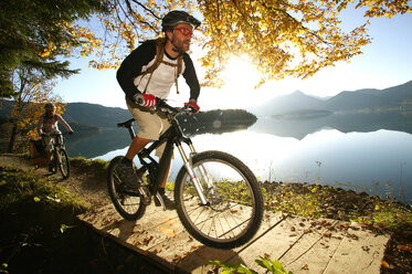 Deutschland, Bayern, Pärchen-Mountainbiking - MRF00798