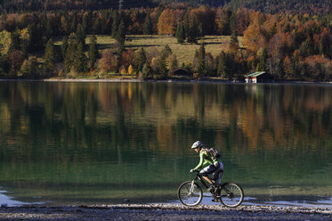 Frau beim Mountainbiken am See - MRF00794