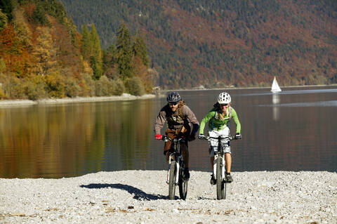 Deutschland, Bayern, Pärchen-Mountainbiking, lizenzfreies Stockfoto