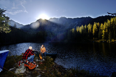 Mann und Frau zelten am See - HHF00938