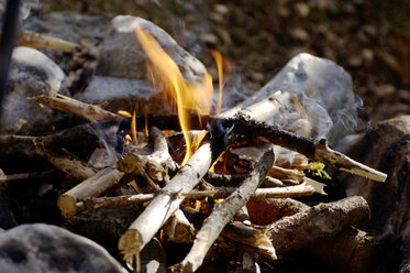 Campfire, close-up - HHF00914