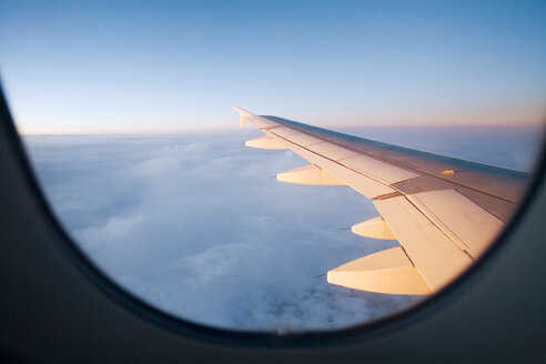 Blick aus dem Flugzeug, Tragfläche - UKF00108