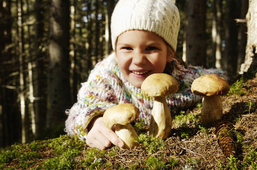 Mädchen beobachtet Steinpilze im Wald - HHF00860