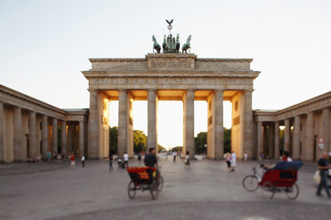 Deutschland, Berlin, Brandenburger Tor - CHKF00167