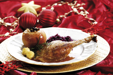 Roast goose with side dishes and christmas dekoration - 05600CS-U