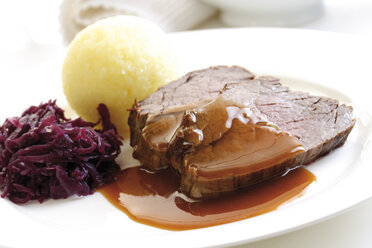 Roastbeef mit Beilagen, Nahaufnahme - 05592CS-U