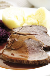 Roast beef with side dishes, close-up - 05585CS-U