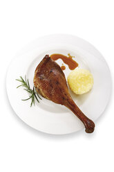 Roasted goose on plate, close-up, elevated view - 05570CS-U