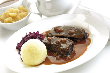 Germany, Rheinland, Roasted beef with dumplings on plate, close-up - 05563CS-U