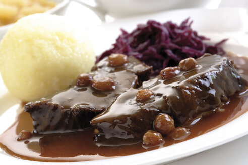 Rinderbraten mit Beilagen, Schrägansicht, typisch für das Rheinland, Deutschland - 05560CS-U