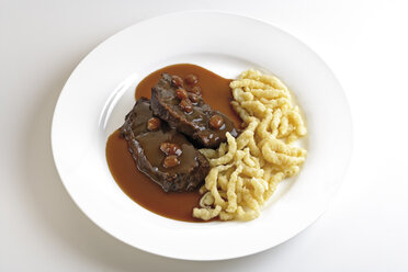 Rinderbraten mit Beilage, typisch für das Rheinland, Deutschland - 05545CS-U