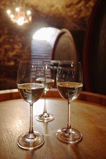 Weißwein in Gläsern auf Weinfässern - WESTF03772