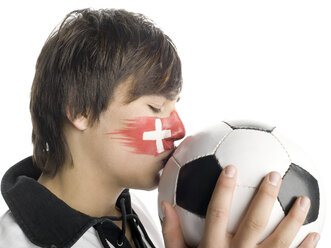 Mann mit Schweizer Flagge im Gesicht und küssendem Fußball - LMF00552