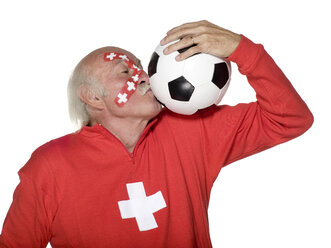 Älterer Mann mit Schweizer Flagge im Gesicht und küssendem Fußball - LMF00544