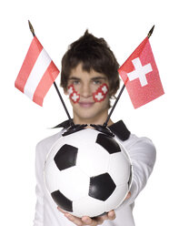Junger Mann mit Schweizer Fahne im Gesicht und Fußball in der Hand - LMF00541