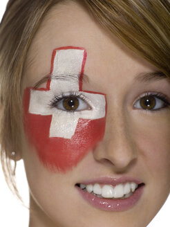 Junge Frau mit Schweizer Flagge im Gesicht, Porträt - LMF00523