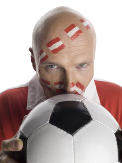 Mann mit österreichischer Flagge im Gesicht, küsst Fußball, Porträt, Nahaufnahme - LMF00522