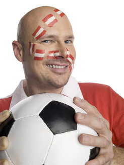 Mittlerer erwachsener Mann mit österreichischer Flagge im Gesicht - LMF00521