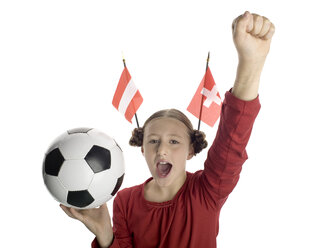 Mädchen (10-13) hält Fußball mit österreichischer und schweizerischer Flagge in der Hand, Porträt - LMF00517