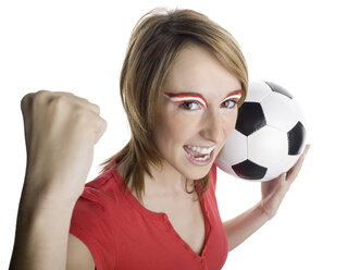 Frau mit österreichischer Flagge auf den Augenbrauen, die einen Fußball hält - LMF00505