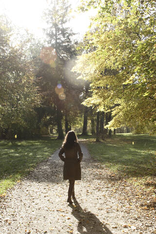 Junge Frau beim Gehen, Rückansicht, lizenzfreies Stockfoto