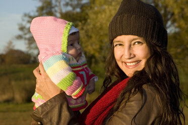 Mother holding baby, side view - LDF00405