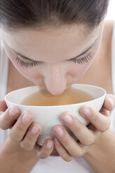 Junge Frau trinkt Tee, Nahaufnahme - WESTF03223