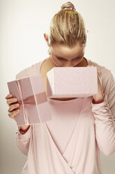 Junge Frau schaut in eine Geschenkbox - LDF00421