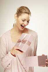 Young woman holding gift box, close-up - LDF00419